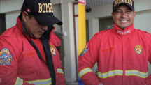 Clínica Adventista Americana de Juliaca entrega protección contra el frío a bomberos